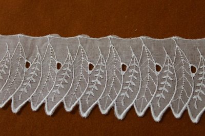 画像3: 【日本製】刺繍レース　ホワイト　お襟に　幅7.2cm葉柄羽根柄オーガンジー 1m