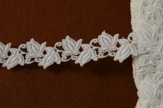 画像2: ７ｍ！幅2.3cm薔薇のつぼみ綿ケミカルレース　オフホワイト (2)