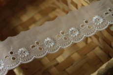 画像6: 綿レース　オフホワイト　３ｍ！幅3.3cmレーヨン刺繍の小花柄日本製 (6)