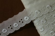 画像7: 綿レース　オフホワイト　３ｍ！幅3.3cmレーヨン刺繍の小花柄日本製 (7)
