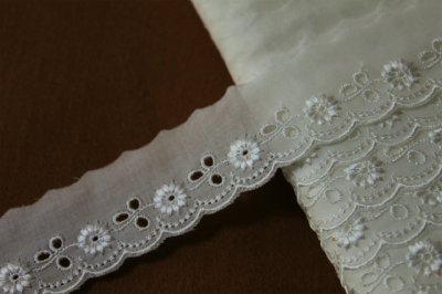 画像3: 綿レース　オフホワイト　３ｍ！幅3.3cmレーヨン刺繍の小花柄日本製