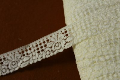 画像1: 【日本製】20ｍ！幅2.7ｃmレトロな薔薇柄ラッセルストレッチレース　オフホワイト