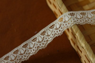 画像1: 【高品質な日本製】ラッセルストレッチレース　オフホワイト　５ｍ巻！幅2cmスカラの綺麗な　