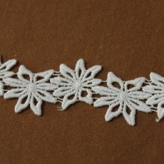 画像1: 幅3.1ｃmお花の綿ケミカルレース　オフホワイト　1m　日本製 (1)