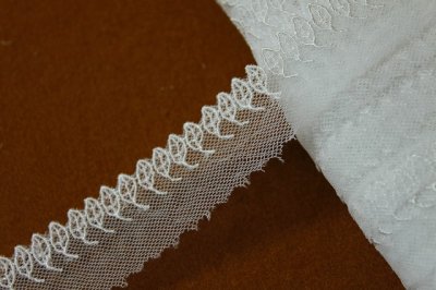 画像2: 【高品質な日本製】チュールレース　ホワイト 3ｍ巻！幅2.7ｃm可愛い葉っぱ柄　1m100円