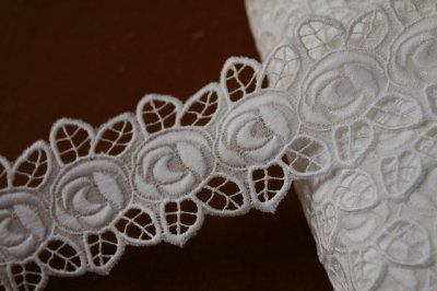 画像1: 刺繍の綺麗な薔薇柄綿レース　ホワイト　幅4.7cm　3ｍ！日本製