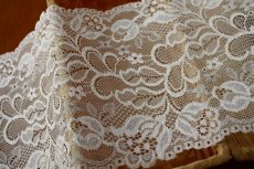 画像2: 【1m110円】ラッセルストレッチレース　オフホワイト／シルバー　幅16.3ｃm落下板花柄　 (2)