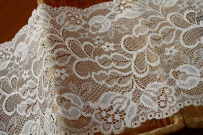 画像1: 【1m110円】ラッセルストレッチレース　オフホワイト／シルバー　幅16.3ｃm落下板花柄　