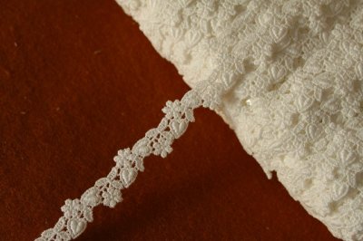 画像1: １ｍ巻！幅1.4cm可愛いハートと小花柄綿ケミカルレース　オフホワイト　日本製