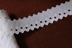 画像2: ３ｍ巻！幅3.8cm可愛い三角形柄綿レース　ホワイト　日本製 (2)
