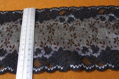 画像1: 【1m110円】薔薇柄ラッセルストレッチレース　黒シルバー　幅14.2cmメタリックレース　3ｍ！