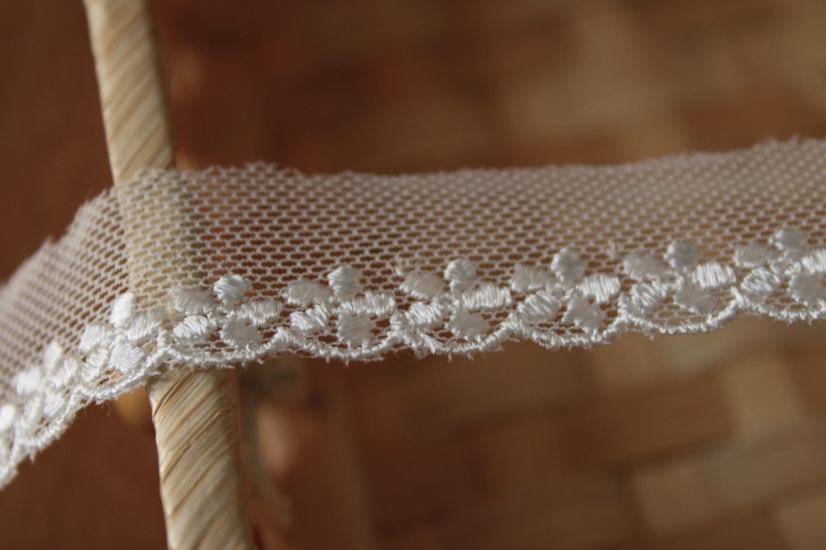 画像4: 【日本製】チュールレース　オフホワイト　幅2.2cmキュートな小花柄　2.5ｍ巻 (4)