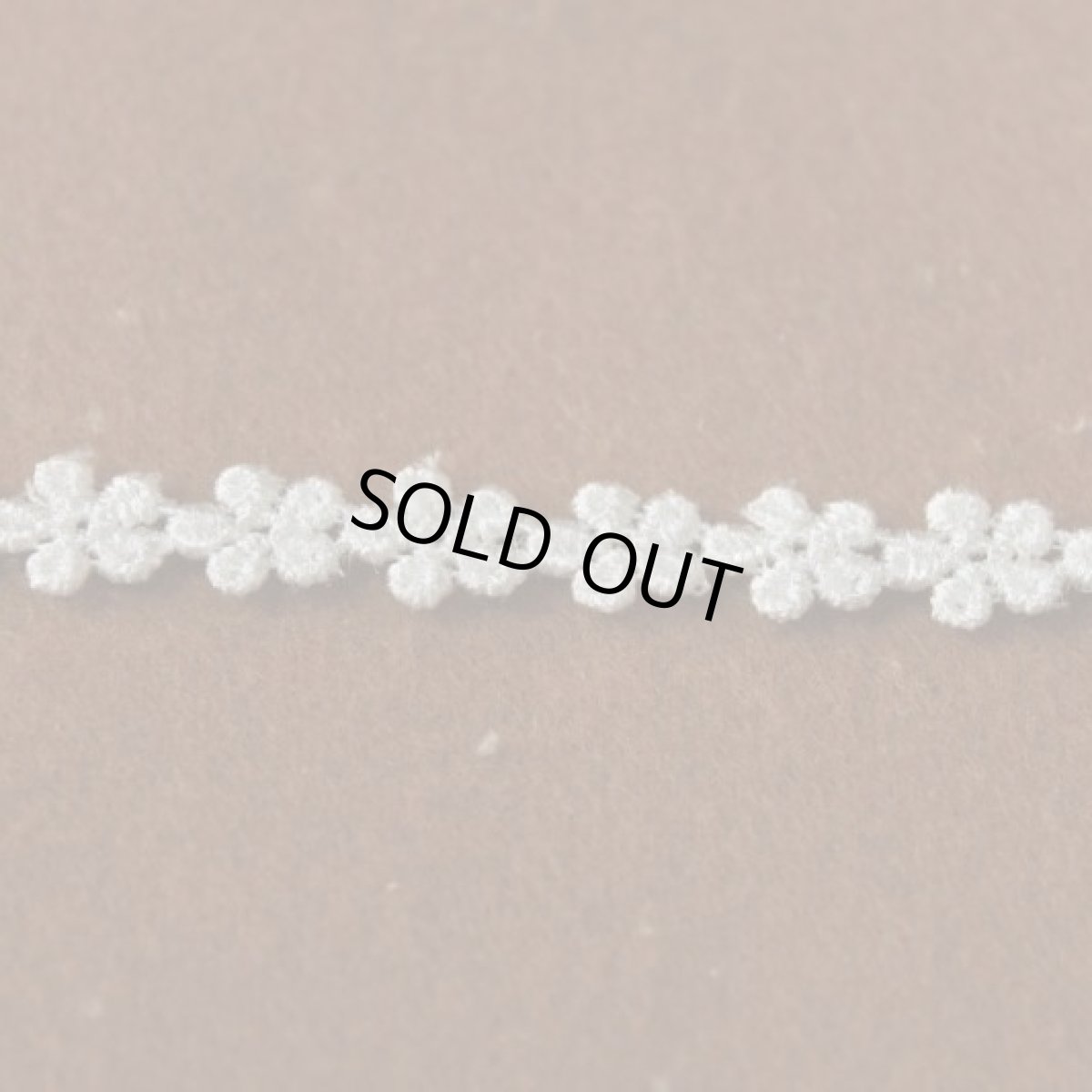 画像3: 【日本製】ケミカルレース　オフホワイト　幅0.9cm小さなお花　３ｍ巻 (3)