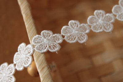 画像3: ３ｍ！幅1.9cm花びら5枚の小花のケミカルレース　オフホワイト　日本製