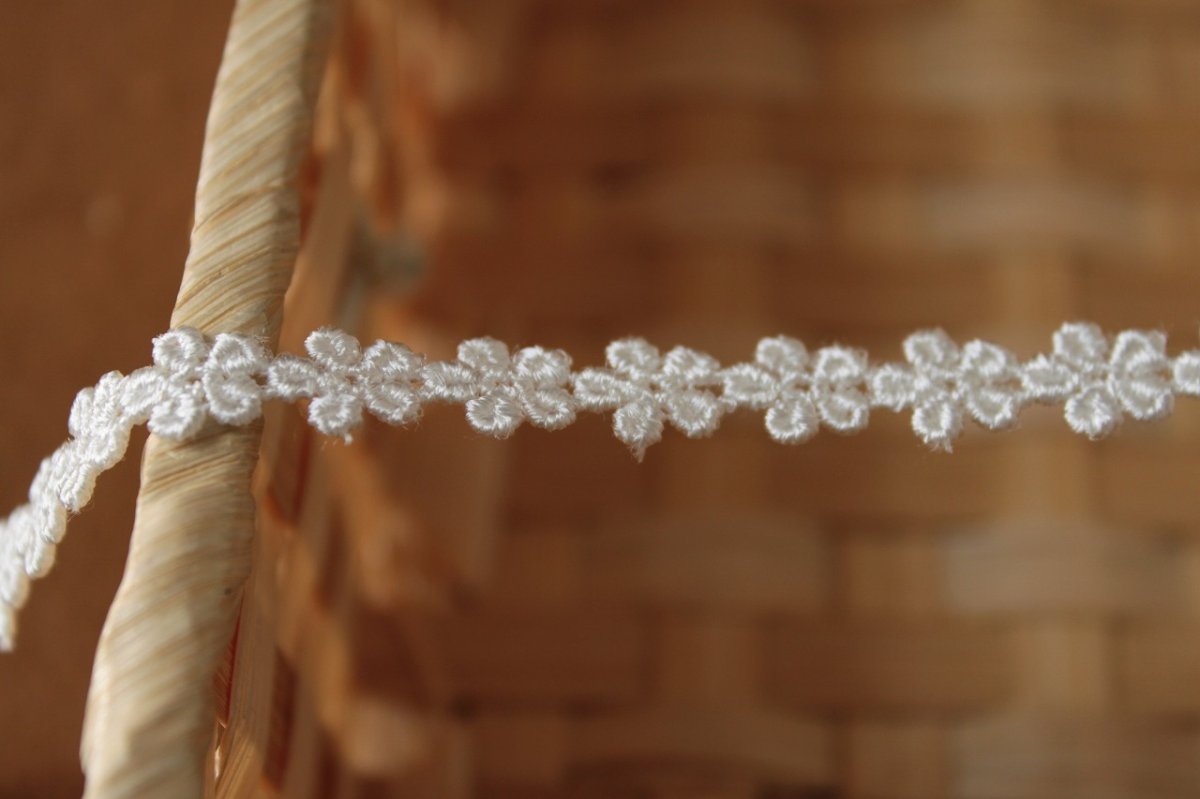 画像6: 【日本製】ケミカルレース　オフホワイト　幅0.9cm小さなお花　３ｍ巻 (6)