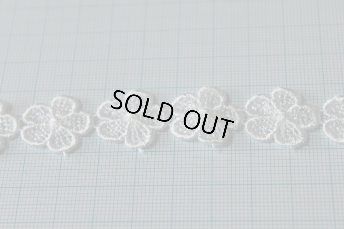 画像3: ３ｍ！幅1.9cm花びら5枚の小花のケミカルレース　オフホワイト　日本製 (3)