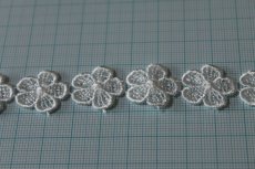 画像3: ３ｍ！幅1.9cm花びら5枚の小花のケミカルレース　オフホワイト　日本製 (3)