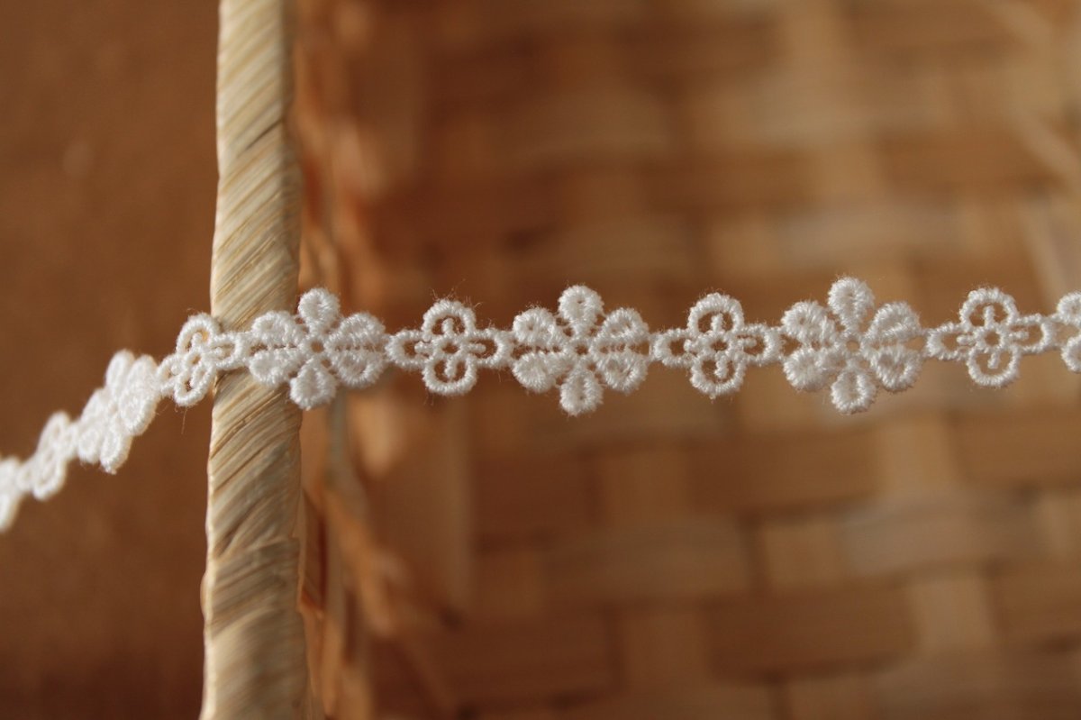 画像9: 【日本製】ケミカルレース　オフホワイト　幅1.1cm　大小の小花柄　 3m (9)