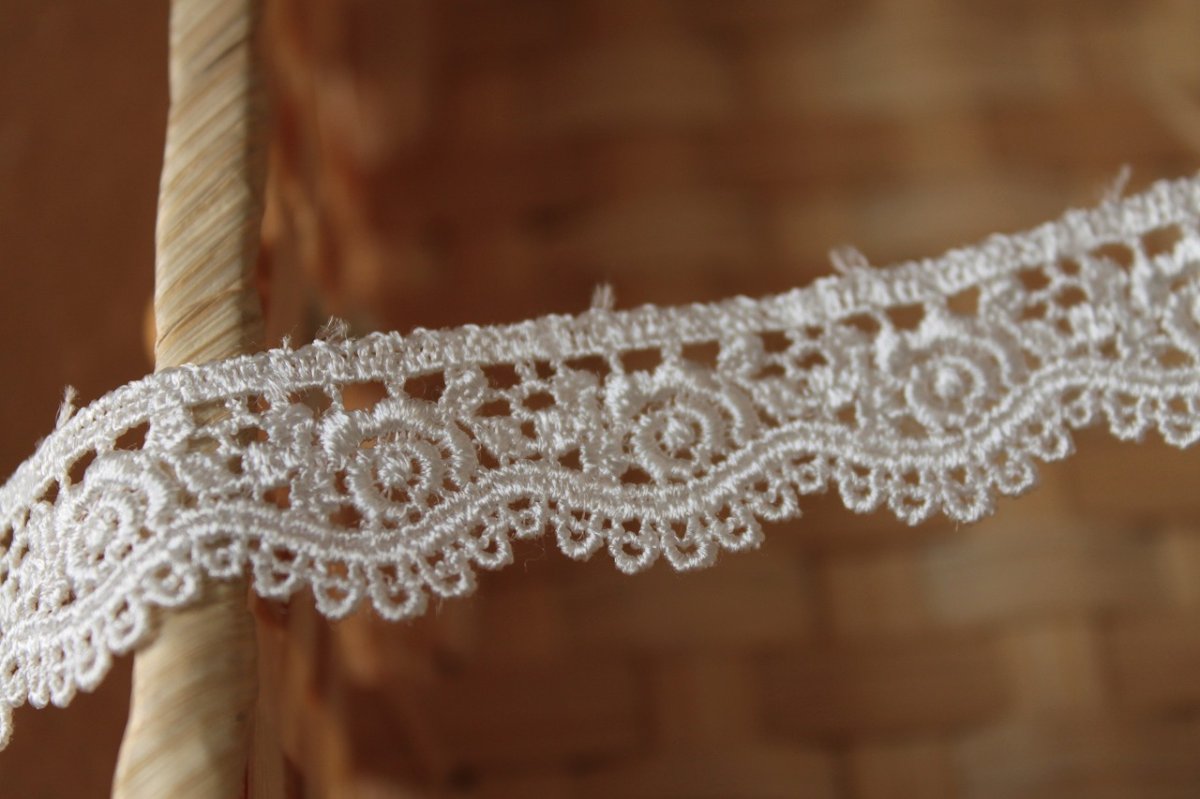 画像4: ケミカルレース　オフホワイト　幅1.9cmスカラの綺麗な薔薇柄　３ｍ巻 (4)