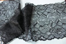画像3: 【1m60円】反売りラッセルレース　黒　日本製　幅16.6cm薔薇柄　59m (3)