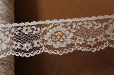 画像2: ラッセルレース　金ラメ／ホワイト　日本製　3.4cm花柄　５ｍ巻
