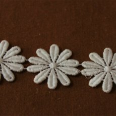 画像1: 24枚巻！幅3.6cmコットンの花柄ケミカルレース　オフホワイト (1)