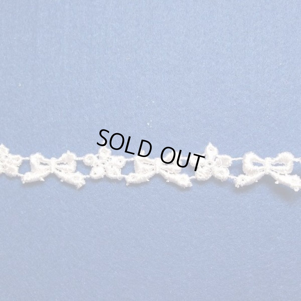 画像2: 【残りわずか】リボンと小花柄ケミカルレース　ホワイト　　幅１ｃｍ　３ｍ巻　日本製 (2)