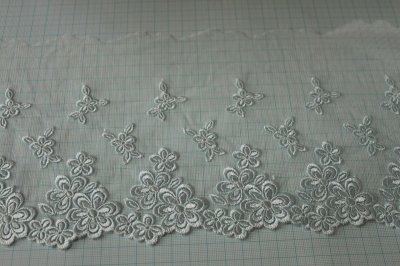 画像1: 【日本製】チュールレース　オフホワイト　幅14.8cm美しい花柄　1ｍ　日本製