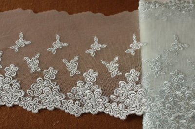 画像2: 【日本製】チュールレース　オフホワイト　幅14.8cm美しい花柄　1ｍ　日本製
