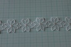 画像3: シャー刺繍レース　ホワイト　幅2.7cm透け感が可愛いお花 3ｍ！ (3)