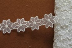 画像5: シャー刺繍レース　ホワイト　幅2.7cm透け感が可愛いお花 3ｍ！ (5)