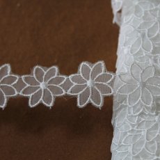 画像1: シャー刺繍レース　ホワイト　幅2.7cm透け感が可愛いお花 3ｍ！ (1)