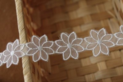 画像2: シャー刺繍レース　ホワイト　幅2.7cm透け感が可愛いお花 3ｍ！