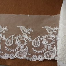 画像1: チュールレース　オフホワイト　幅15.5ｃｍ繊細な刺繍のペーズリー柄　1ｍ！ (1)