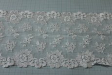 画像2: 【1m110円】ラッセルストレッチレース　オフホワイト　幅13.5cm可愛い薔薇柄　3ｍ (2)