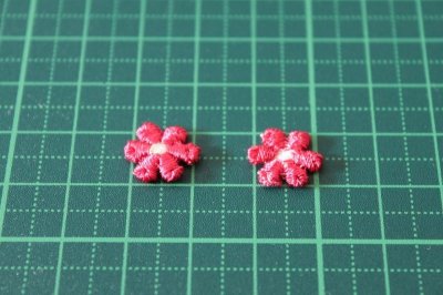 画像1: １５個セット！幅1.２ｃｍ小花のケミカルモチーフ　濃いピンク　アクセサリーレース