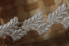 画像6: ケミカルレース　オフホワイト　光沢のある大小の葉っぱ柄 ３ｍ巻 (6)