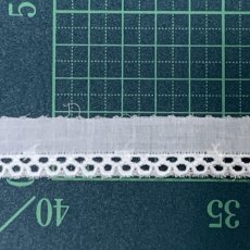 画像3: 【安心の日本製】３ｍ巻！幅1.8cm！レーヨン糸使いの綿レース　オフホワイト　 (3)