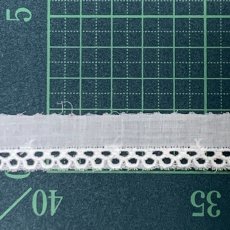 画像4: 【安心の日本製】３ｍ巻！幅1.8cm！レーヨン糸使いの綿レース　オフホワイト　 (4)