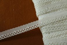 画像6: 【高品質な日本製】綿レース　オフホワイト　幅1.4cmレーヨン糸使い　６ｍ巻！ (6)