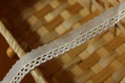 画像3: 【高品質な日本製】綿レース　オフホワイト　幅1.4cmレーヨン糸使い　６ｍ巻！