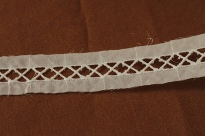 画像2: 綿レース　オフホワイト　幅3.4cmはしご　1ｍ巻　日本製