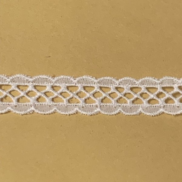 ノエラ　オフホワイト　美人百花　刺繍　穴あきレース　はしごレース　きれい目 Amazon | ガーゼ生地 花の穴刺繍 レース生地 オフホワイト