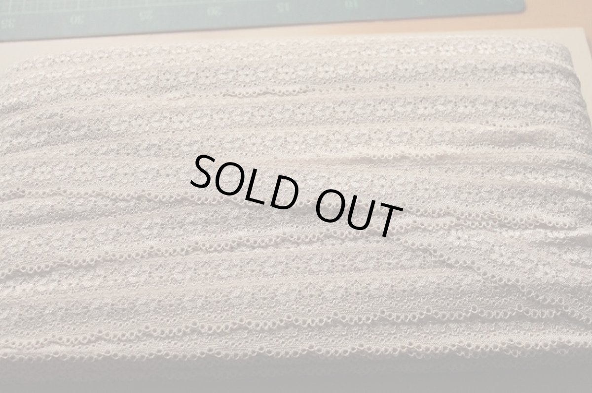 画像8: ラッセルストレッチレース 上品なベージュ　幅2.8cm小花柄　30m日本製 (8)