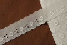 画像2: 綿レース　オフホワイト　３ｍ！幅3.3cmレーヨン刺繍の小花柄日本製 (2)
