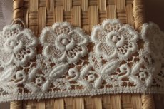 画像9: 綿ケミカルレース　オフホワイト 幅6.5cm美しい刺繍の花柄 1m (9)