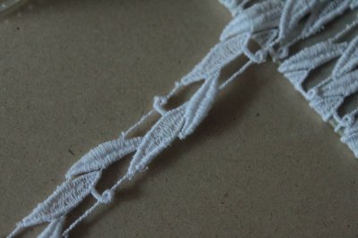 画像2: １ｍ巻！幅1.4cm葉っぱ柄綿ケミカルレース　オフホワイト　ボタニカルレース