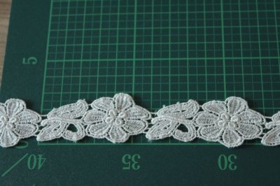 画像1: ３ｍ巻！幅2.7cmちょっとレトロなお花のケミカルレース　オフホワイト　日本製