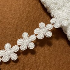 画像2: 綿ケミカルレース　オフホワイト幅2cm小花柄　3ｍ巻　日本製 (2)