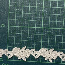 画像6: 【日本製】ケミカルレース　オフホワイト 　幅2ｃｍツインの薔薇柄　1ｍ巻 (6)